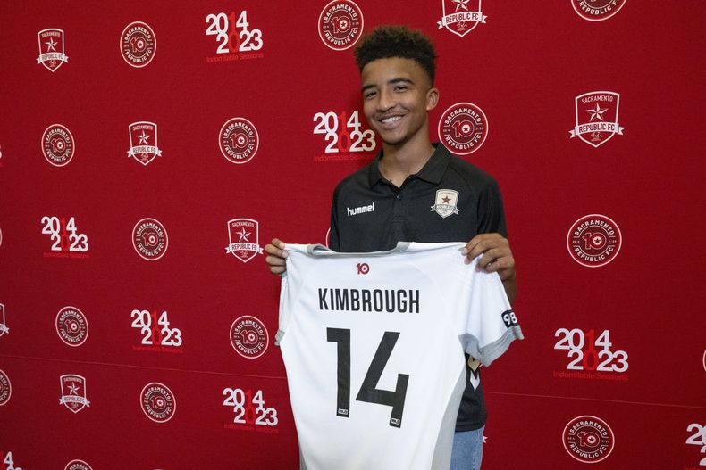 Davian Kimbrough, de 13 años, muestra su camiseta tras firmar un contrato con el Sacramento Republic de la segunda división del fútbol de Estados Unidos, el martes 8 de agosto de 2023, en Sacramento, California. (Paul Kitagaki Jr./The Sacramento Bee vía AP)