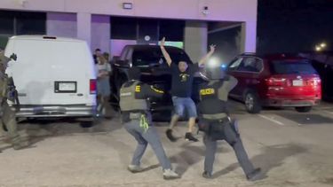 En esta imagen tomada de un video publicado por la DEA, agentes detienen a un cliente de un club nocturno donde ocurrió una redada el domingo 27 de abril de 2025 en Colorado Springs, Colorado. (Foto, DEA vía AP)