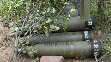 ARCHIVO - Proyectiles de cañón M777 provistos por Estados Unidos están listos para ser lanzados contra posiciones rusas en el Donbas, Ucrania, 18 de junio de 2022. (AP Foto/Efrem Lukatsky, File)