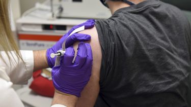 AP Explica: Proceso para uso de vacuna contra COVID en EEUU