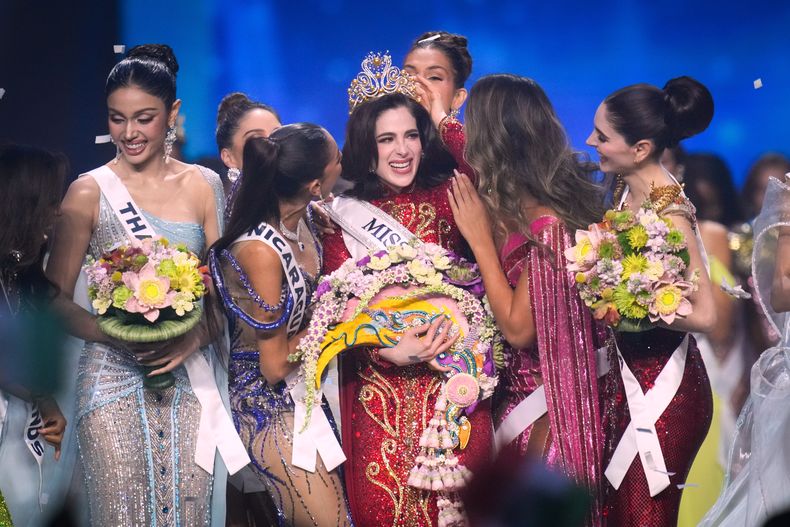 Miss Mexico Fatima Bosch, en el centro, es celebrada por las demás concursantes tras ganar el certamen de Miss Universo 2025 en Nonthaburi, al norte de Bangkok, Tailandia, el viernes 21 de noviembre de 2025. (Foto AP/Sakchai Lalit)