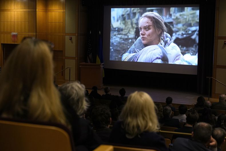 Personas miran una función de 20 Days in Mariupol en el Departamento de Estado en Washington, el martes 27 de febrero de 2024. (Foto AP/Susan Walsh)