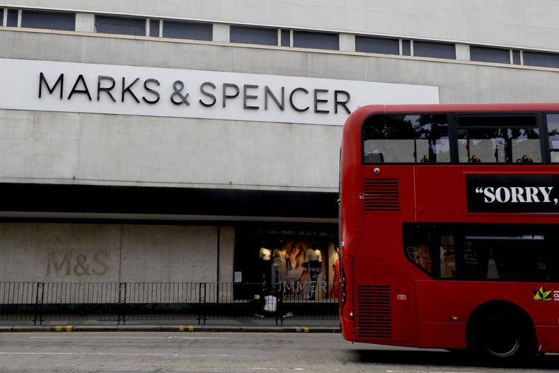 Una tienda Marks & Spencer en Londres el 18 de agosto del 2020. (AP foto/Kirsty Wigglesworth)