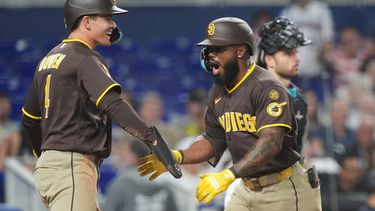 Luis Rengifo, de los Padres de San Diego, celebrate so jonrón de dos carreras con Jase Bowen (4) durante la octava entrada del juego de béisbol de Grandes Ligas contra los Marlins de miami, el viernes 24 de julio de 2026, en Miami. (AP Foto/Marta Lavandier)
