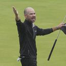 Brian Harman celebra en el green del 18vo hoyo tras ganar el Abierto Británico de golf, el domingo 23 de julio de 2023, en Hoylake, Inglaterra. (AP Foto/Kin Cheung)