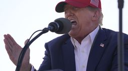 ARCHIVO - El precandidato republicano a la presidencia, el expresidente Donald Trump, habla en un acto de campaña el 16 de marzo de 2024 en Vandalia, Ohio. La retórica antiinmigrantes de Trump parece ganar terreno entre algunos demócratas, algo preocupante para el presidente, Joe Biden. (AP Foto/Jeff Dean, Archivo)