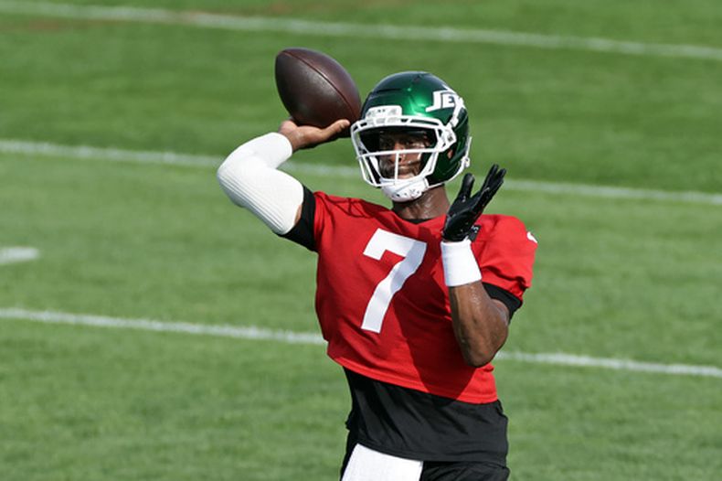 Geno Smith, quarterback de los Jets de Nueva York, lanza un pase durante la práctica del equipo en el campamento de entrenamiento, el sábado 1 de agosto de 2026, en Florham Park, Nueva Jersey. (AP Foto/Adam Hunger)