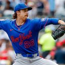 El lanzador de los Mets de Nueva York, Nolan McLean, realiza un lanzamiento hacia un bateador de los Bravos de Atlanta durante la primera entrada de un partido de béisbol, el domingo 5 de julio de 2026, en Atlanta. (Foto AP/Erik S. Lesser)