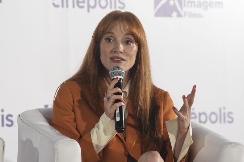 La actriz estadounidense Jessica Chastain habla durante una conferencia de prensa para promocionar la película Dreams, en la Ciudad de México, el martes 26 de agosto de 2025. (Foto AP/Eduardo Verdugo)