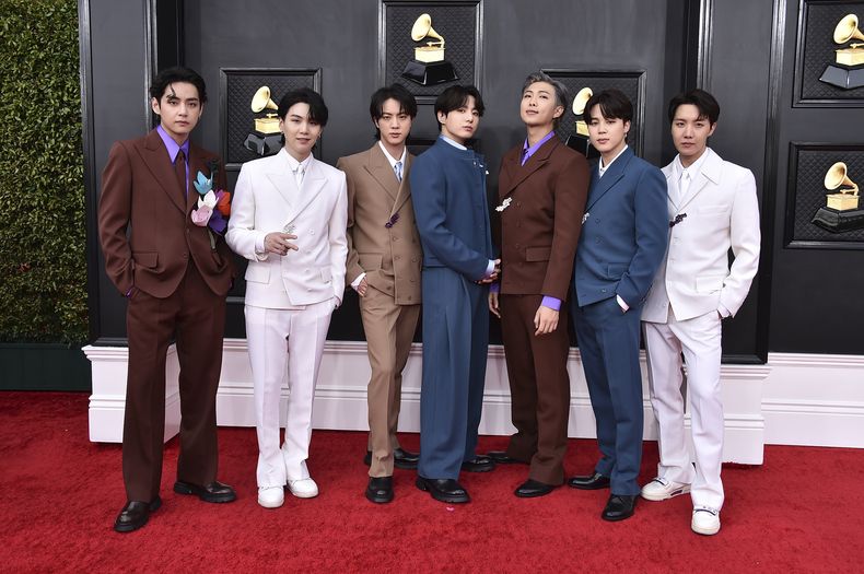 ARCHIVO - BTS llega a la 64.a edición anual de los Premios Grammy en el MGM Grand Garden Arena el domingo 3 de abril de 2022 en Las Vegas. (Foto Jordan Strauss/Invision/AP, File)