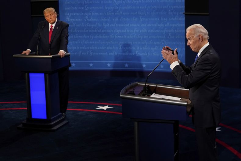 ARCHIVO - El exvicepresidente y candidato demócrata a la presidencia, Joe Biden, derecha, responde preguntas en un debate el 22 de octubre de 2020, en Nashville, Tennessee. (AP Foto/Morry Gash, Pool, archivo)