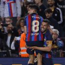 Jordi Alba (derecha) celebra tras marcar el gol que le dio al Barcelona la victoria 1-0 ante Osasuna en la Liga española, el martes 2 de mayo de 2023. (AP Foto/Joan Monfort)