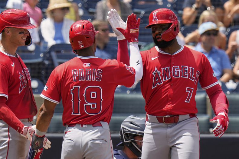 Jo Adell (7), de los Angelinos de Los Ángeles, celebra su jonrón de tres carreras ante el lanzador de los Rays de Tampa Bay, Mason Englert, con Kyren Paris (19) y Logan OHoppe durante la quinta entrada de un juego de béisbol el jueves 10 de abril de 2025, en Tampa, Florida (AP Foto/Chris OMeara)