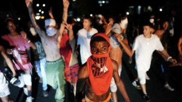 cientos de cubanos tomaron la calle linea en vedado, la habana, en la tercera noche de protestas