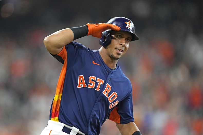 ARCHIVO - Michael Brantley, de los Astros de Houston, celebra después de conectar un jonrón de dos carreras durante la cuarta entrada de un juego de béisbol en contra de los Azulejos de Toronto el domingo 24 de abril de 2022 en Houston. El cinco veces All-Star y campeón de la Serie Mundial anunció su retiro el viernes 5 de enero de 2024, después de 15 temporadas en Grandes Ligas (Foto AP/David J. Phillip, archivo)