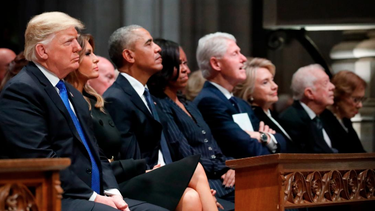 donald trump se encontro cara a cara con los obama y los clinton en el funeral de george h. w. bush