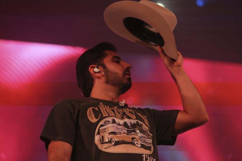 El cantante mexicano Joss Favela durante su presentación en el festival Arre en la Ciudad de México el 7 de septiembre de 2024. (Foto AP/Ginnette Riquelme)