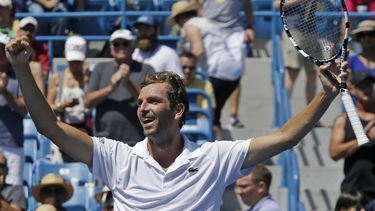 americateve | El franc&eacute;s Julien Benneteau festeja tras derrotar a Stanislas Wawrinka en el Masters de Cincinnati el viernes, 15 de agosto de 2014, en Mason, Ohio. (AP Photo/Al Behrman)