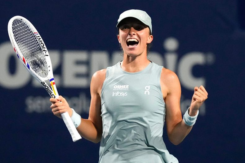 La polaca Iga Swiatek celebra su victoria por 6-3, 1-6 y 6-3 sobre la ucraniana Elina Svitolina en las semifinales del Abierto de Canadá (National Bank Open) de tenis en Toronto, el miércoles 12 de agosto de 2026. (Chris Young/The Canadian Press vía AP)