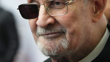 El autor Salman Rushdie responde a las preguntas durante una entrevista para la Gala Literaria de PEN America 2023 el jueves 18 de mayo de 2023 en Nueva York. (Foto AP/Frank Franklin II)