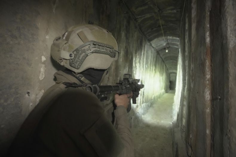 En esta imagen de archivo, soldados israelíes muestran a reporteros el túnel subterráneo hallado bajo el hospital de Shifa, en la Ciudad de Gaza, el 22 de noviembre de 2023. (AP Foto/Victor R. Caivano, archivo)