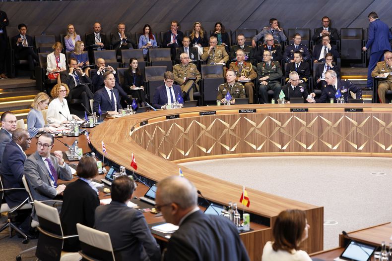La jefa de política exterior de la Unión Europea, Kaja Kallas, tercera a la izquierda, asiste a una reunión del Consejo del Atlántico Norte en formato de ministros de Asuntos Exteriores en la sede de la OTAN en Bruselas, el viernes 4 de abril de 2025. (AP foto/Geert Vanden Wijngaert)