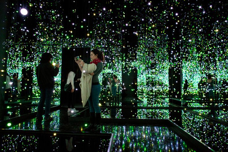 ARCHIVO - Periodistas fotografían una instalación de la artista japonesa Yayoi Kusama durante un recorrido de prensa de su exposición Obsesión Infinita, en el Museo Tamayo de la Ciudad de México, el 23 de septiembre de 2014. (Foto AP/Rebecca Blackwell, archivo)