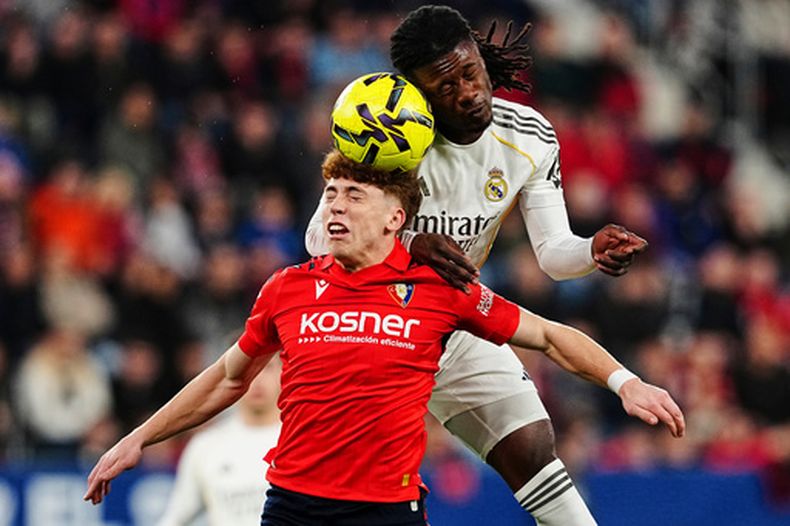 ARCHIVO - Eduardo Camavinga (derecha), del Real Madrid, cabecea el balón ante Víctor Muñoz, del Osasuna, durante un partido de fútbol de la LaLiga de España entre el Osasuna y el Real Madrid en Pamplona, España, el 21 de febrero de 2026. (Foto AP/Miguel Oses, Archivo)