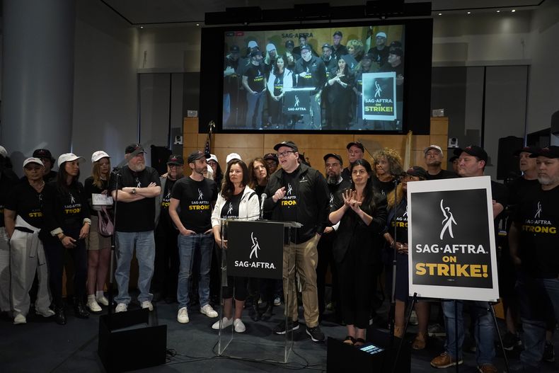 La presidenta de SAG-AFTRA, Fran Drescher, a la izquierda, y el director ejecutivo nacional y negociador en jefe de SAG-AFTRA, Duncan Crabtree-Ireland, hablan durante una conferencia de prensa que anuncia una huelga del Sindicato de Actores de la Pantalla-Federación Estadounidense de Artistas de Radio y Televisión el jueves 13 de julio de 2023, en Los Ángeles. Esta es la primera vez desde 1960 que actores y guionistas de Hollywood están en huelga al mismo tiempo. (Foto AP/Chris Pizzello)