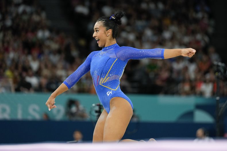 La colombiana Luisa Blanco compite en el ejercicio de piso durante la ronda de clasificación de gimnasia artística de los Juegos Olímpicos 2024 en la Arena Bercy, el domingo 28 de julio de 2024, en París, Francia. (AP Foto/Charlie Riedel)