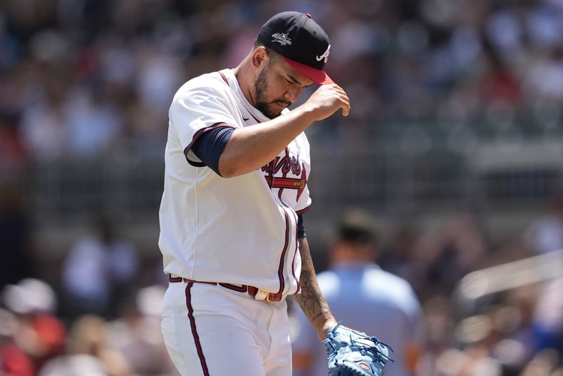 El venezolano José Ruiz, de los Bravos de Atlanta, se lamenta tras incurrir en un balk durante el juego del domingo 15 de junio de 2025, ante los Rockies de Colorado (AP Foto/Mike Stewart)