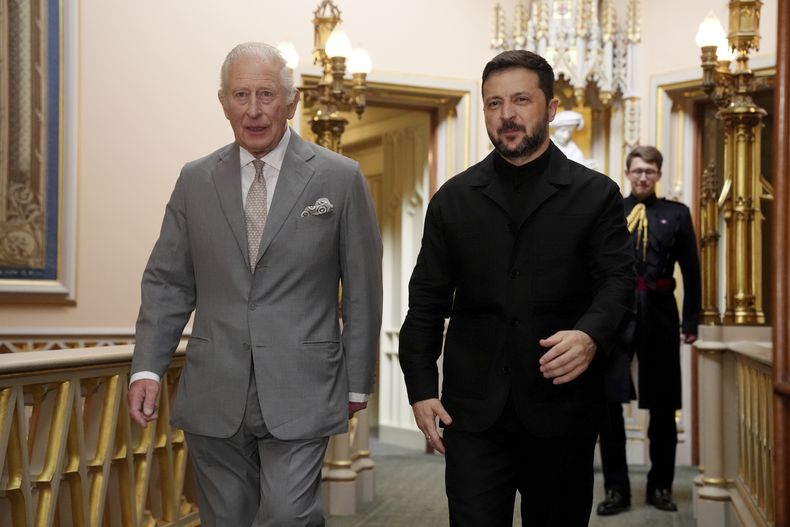 El rey Carlos III de Inglaterra (izq) camina con el presidente ucraniano Volodymyr Zelenskyy en el Castillo de Windsor, Inglaterra, el 23 de junio del 2025. (Jonathan Brady/Pool Photo via AP)