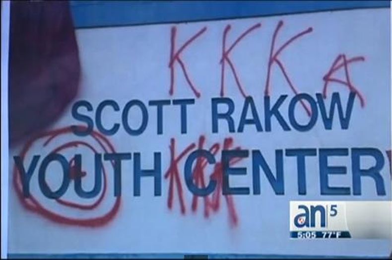 Distintos lugares en Miami Beach amanecieron con graffitis de corte racistas y antisemitas.