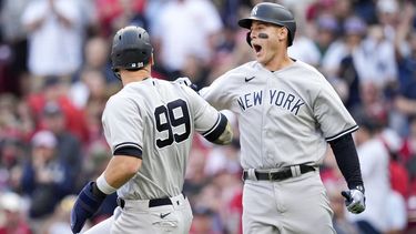 Aaron Judge (99) y Anthony Rizzo festejan durante el décimo inning del duelo del sábado 20 de mayo de 2023, ante los Rojos de Cincinnati (AP Foto/Jeff Dean)
