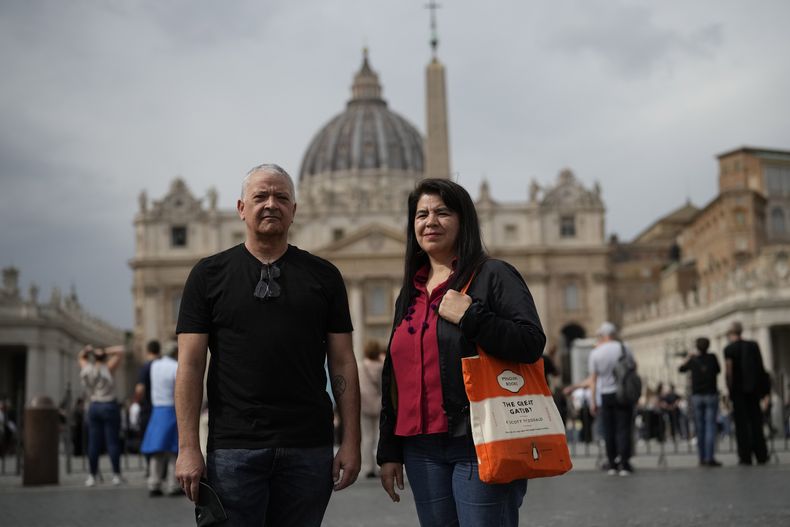 Los periodistas peruanos Pedro Salinas y Paola Ugaz, que denunciaron los abusos del Sodalicio de Vida Cristiana en Perú, posan para una foto frente a la Plaza de San Pedro en el Vaticano, el jueves 17 de octubre de 2024. El papa Francisco anunció el lunes 21 de octubre de 2024 la expulsión de dos altos miembros de esa organización en Perú, elevando a 13 el número total de separados. (AP Foto/Alessandra Tarantino)