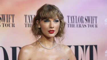ARCHIVO - Taylor Swift llega al estreno mundial de la película del concierto Taylor Swift: The Eras Tour en Los Ángeles el 11 de octubre de 2023. El mensaje de Swift en Instagram alentando a sus 283 millones de seguidores a registrarse para votar fue nominado para un premio Webby al mejor creador. o categoría de influencer. (Foto AP/Chris Pizzello, archivo)