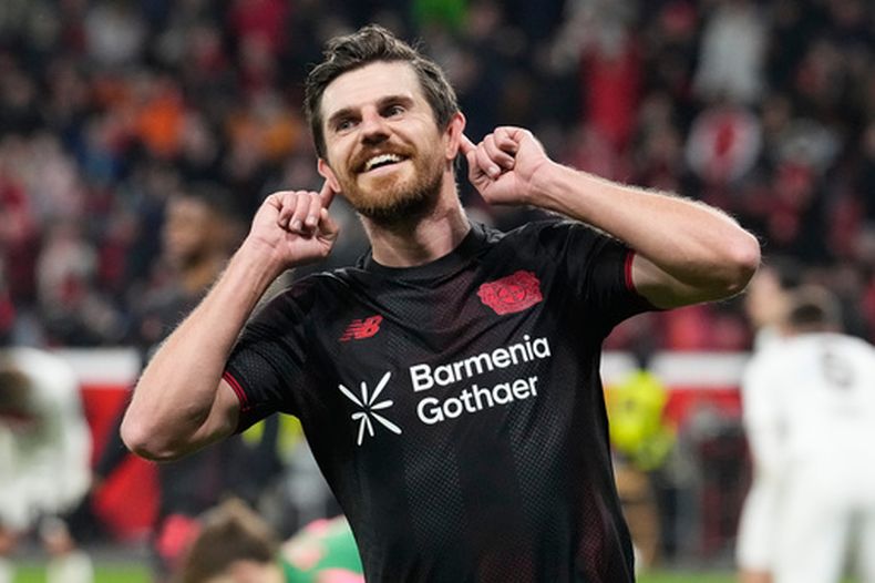 Jonas Hofmann celebrat tras anotar un gol para el Bayer Leverkusen ante St. Pauli en los cuartos de final de la Copa de Alemania, el martes 3 de febrero de 2026. (AP Foto/Martin Meissner)