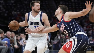Doncic consigue 30 puntos y Mavs doblegan a Rockets