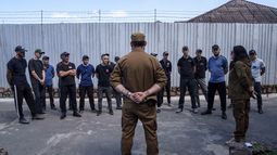 Un grupo de reos escucha a un sargento del Batallón Arey de las fuerzas ucranianas durante una entrevista en prisión, en la región de Dnipropetrovsk, Ucrania, el viernes 21 de junio de 2024. (AP Foto/Evgeniy Maloletka)