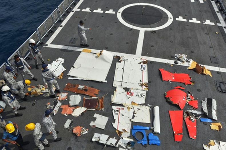 En esta fotografía difundida por la Armada de Pakistán, personal de dicha fuerza examina los restos de un avión de carga de la aerolínea privada K2 Airways a bordo de un buque naval, tras haberlos recuperado de las profundidades marinas cerca de Omara, al oeste de Karachi, Pakistán, el miércoles 8 de julio de 2026. (Armada de Pakistán vía AP)