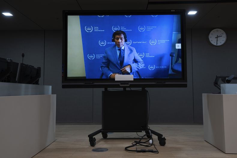 ARCHIVO - El expresidente filipino Rodrigo Duterte aparece en una pantalla en la sala de la Corte Penal Internacional en La Haya, Holanda, el 14 de marzo de 2025. (AP Foto/Peter Dejong, Pool, archivo)