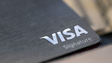 ARCHIVO - Esta fotografía de archivo del 11 de agosto de 2019 muestra el logotipo de Visa en una tarjeta de crédito en Nueva Orleans. (AP Foto/Jenny Kane, archivo)