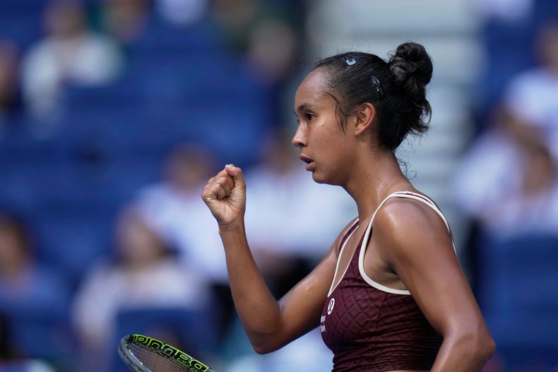 La canadiense Leylah Fernandez reacciona tras su punto ante la estadounidense Coco Gauff en el Abierto de China el domingo 28 de septiembre del 2025. (AP Foto/Mahesh Kumar A.)