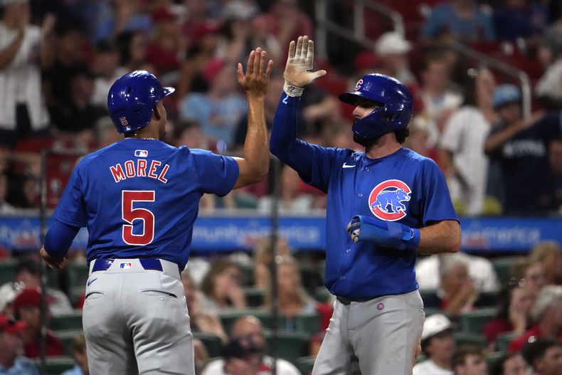 Christopher Morel (5) y Dansby Swanson, de los Cachorros de Chicago, celebran después de anotar con doble productor de dos por parte de David Bote durante la octava entrada del juego de béisbol en contra de los Cardenales de San Luis, el viernes 12 de julio de 2024, en San Luis. (AP Foto/Jeff Roberson)