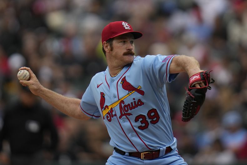 El abridor de los Cardenales de San Luis Miles Mikolas en el primer inning del partido ante los Medias Blancas de Chicago, el sábado 8 de julio de 2023, en Chicago. (AP Foto/Erin Hooley)