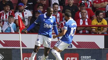Abdoulaye Doucoure, izquierda, de Everton, celebra con su compañero de equipo Arnaut Danjuma después de anotar el primer gol de la temporada de su equipo en el partido de la Liga Premier de Inglaterra en contra de Sheffield United, en Bramall Lane, Sheffield, Inglaterra, el sábado 2 de septiembre de 2023. (Danny Lawson/PA vía AP)