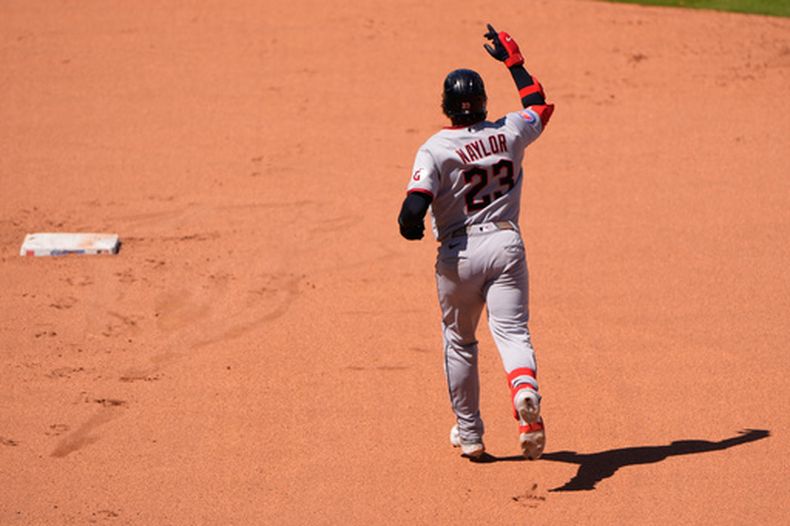 Bo Naylor de los Guardianes de Cleveland celebra corriendo las bases tras batear un jonrón de tres carreras en la séptima entrada ante los Reales de Kansas City el jueves 7 de mayo del 2026. (AP Foto/Charlie Riedel)