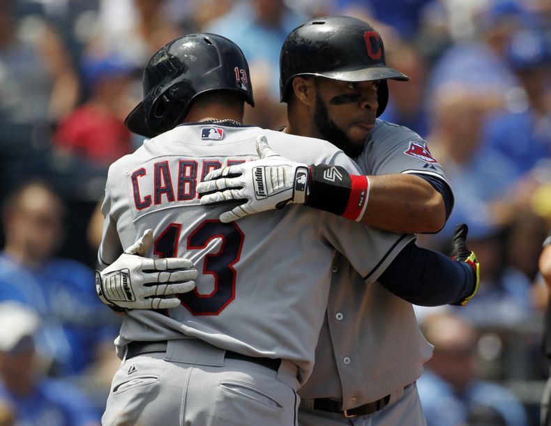 El venezolano Asdr&uacute;bal Cabrera, entonces pelotero de los Indios de Cleveland, recibe un abrazo del dominicano Carlos Santana, luego de conectar un jonr&oacute;n frente a los Reales de Kansas City, el jueves 24 de julio de 2014 (AP Foto/Colin E. Bra