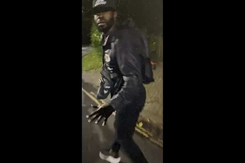 La policía británica busca a este hombre, tras hallar dos maletas con lo que parecen ser restos humanos, en un puente en la ciudad de Bristol. Foto entregada el 11 de julio del 2024 por la policía de Avon and Somerset. (Policía de Avon y Somerset, via AP)