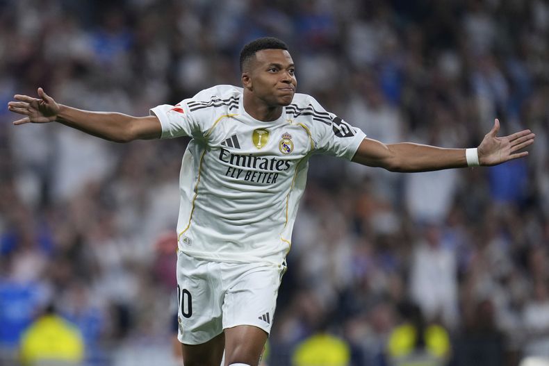 Kylian Mbappe celebra tras anotar un gol de penal para el Real Madrid en el partido Osasuna en la Liga de España, el martes 19 de agosto de 2025, en Madrid. (AP Foto/Manu Fernández)